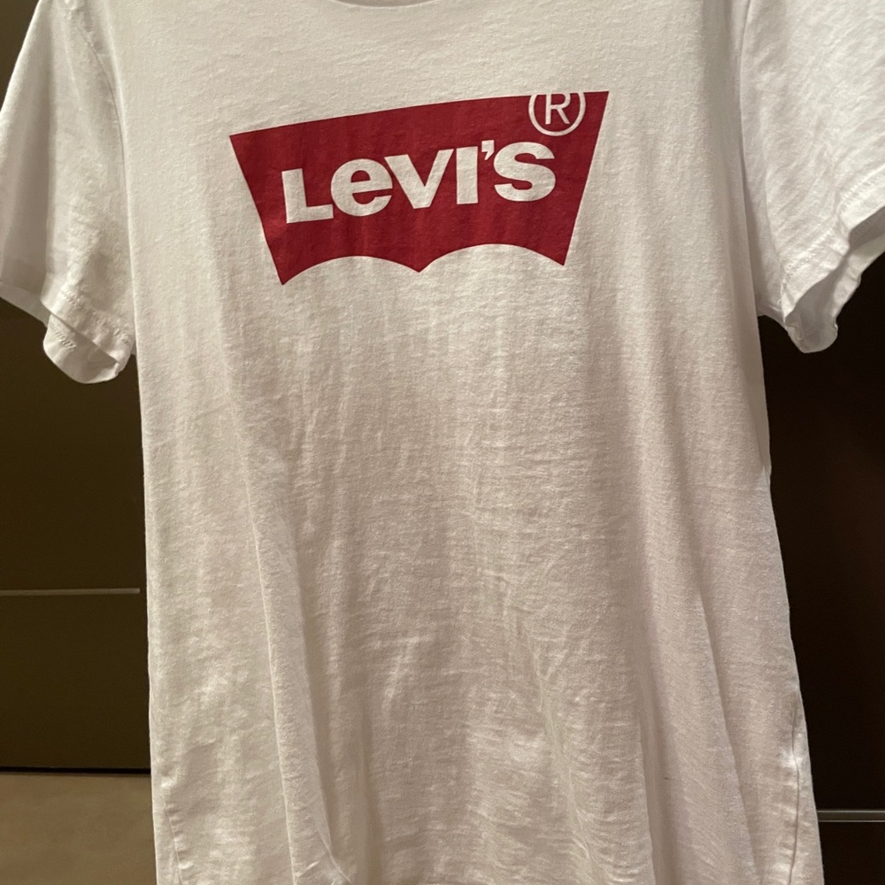 Levi’s white tee